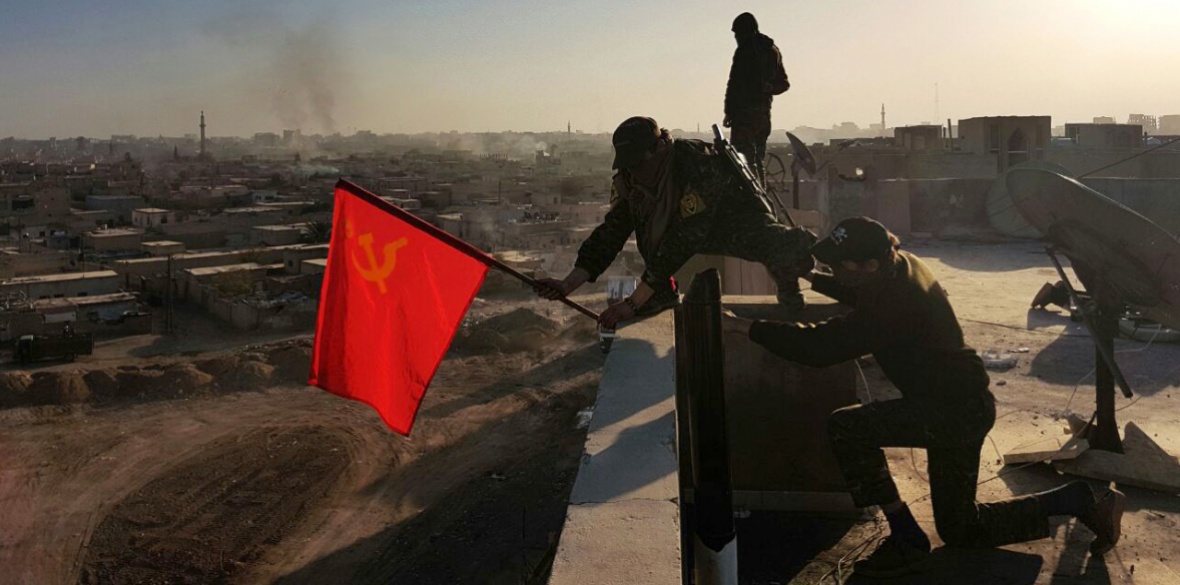 Le drapeau rouge flotte sur Raqqa, l'ancienne capitale de Daesh