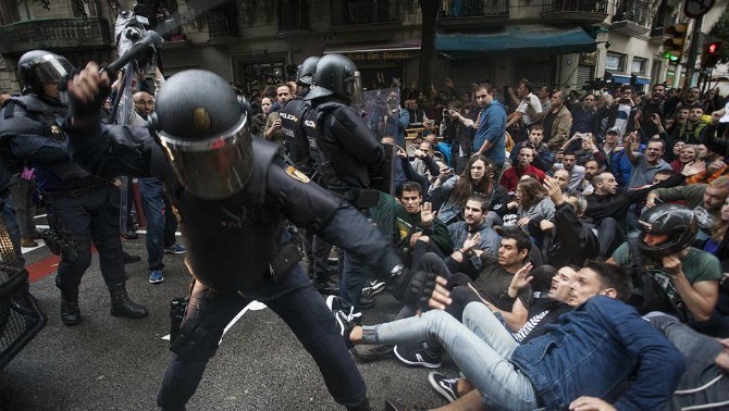 Le Tribunal Constitutionnel interdit toutes enquêtes sur les violences policières du 1er octobre en Catalogne