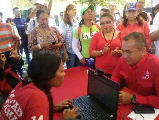 335.493 cartes remises pour le 1er weekend de "carnetizacion" au PSUV 335.493 cartes remises pour le 1er weekend de "carnetizacion" au PSUV
