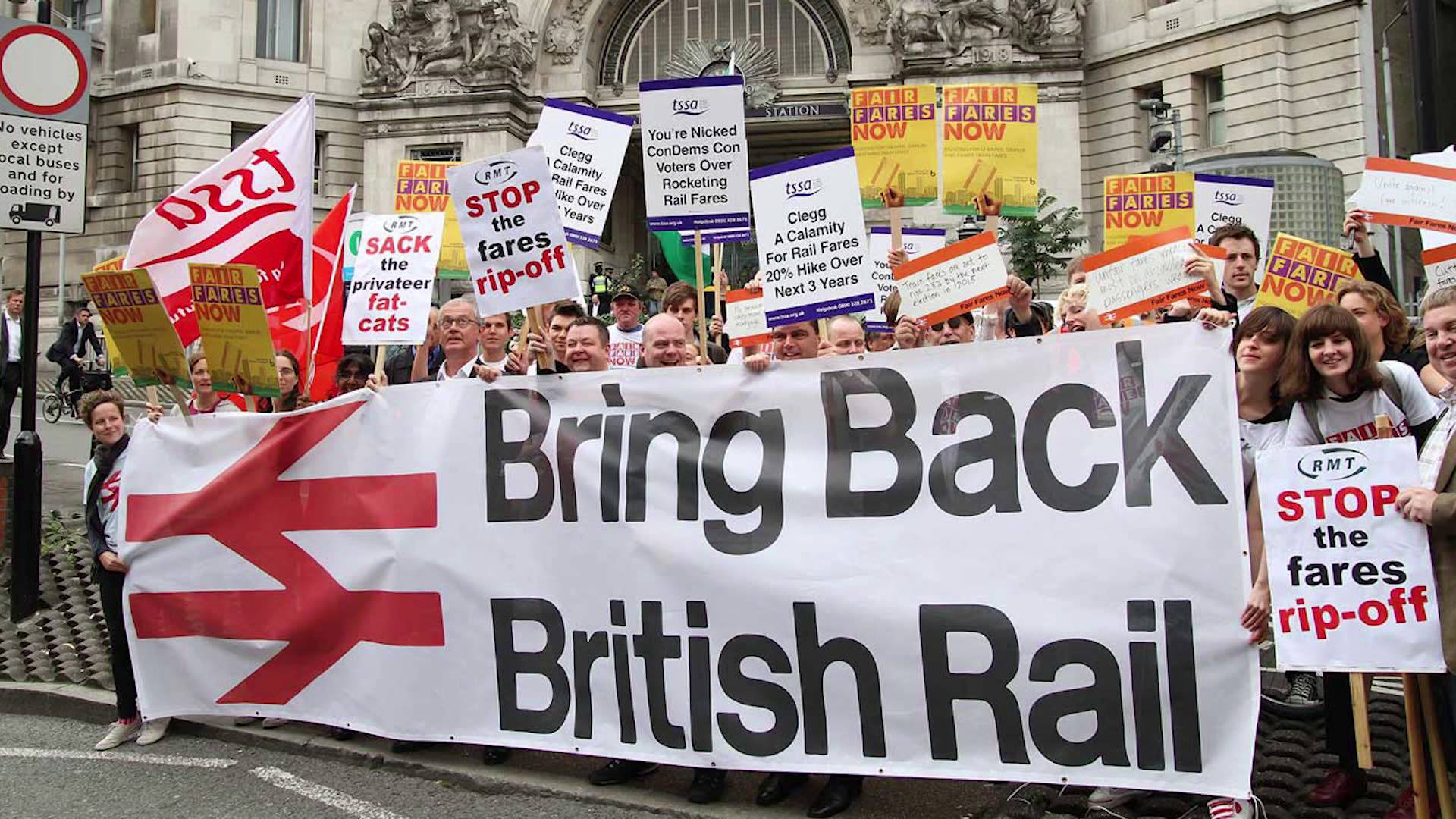 Avec 30 ans de retard, Macron répète les erreurs des britanniques avec le démantèlement de British Rail Avec 30 ans de retard, Macron répète les erreurs des britanniques avec le démantèlement de British Rail