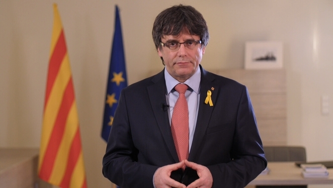 Carles Puigdemont renonce "provisoirement" à l'investiture au profit de Jordi Sànchez Carles Puigdemont renonce "provisoirement" à l'investiture au profit de Jordi Sànchez
