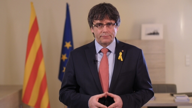 Carles Puigdemont renonce "provisoirement" à l'investiture au profit de Jordi Sànchez