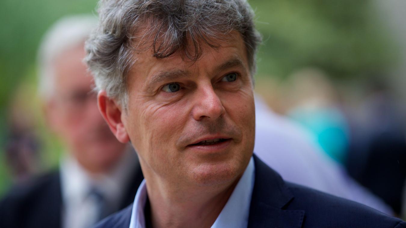 Ce député communiste à la recherche de la société de Johnny Hallyday