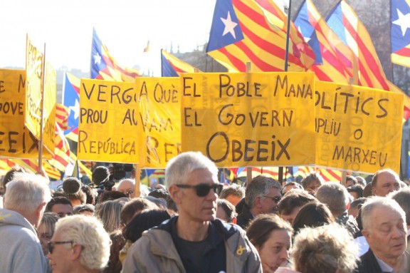 Catalogne: Des dizaines de milliers de personnes défilent pour "la République maintenant" Catalogne: Des dizaines de milliers de personnes défilent pour "la République maintenant"