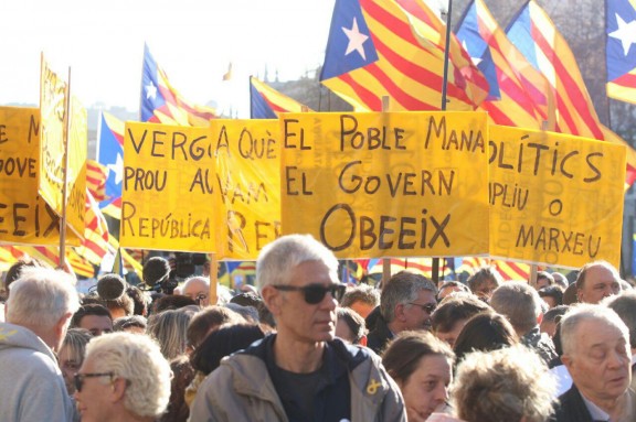 Catalogne: Des dizaines de milliers de personnes défilent pour "la République maintenant"