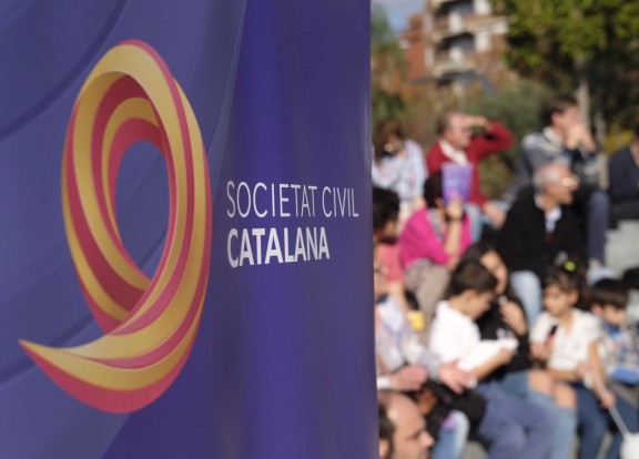 Manuel Valls présent à la manifestation de la "société civile catalane", aux côtés de l'extrême droite