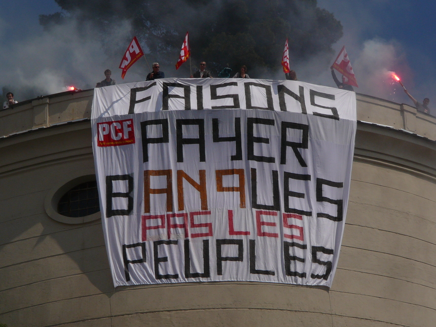 Les communistes des Alpes Maritimes ont déployé une banderole de 70 m2 à Nice