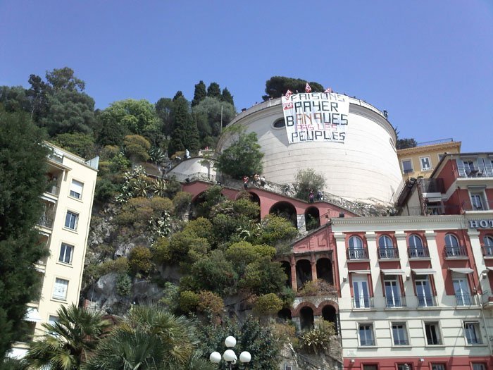 Les communistes des Alpes Maritimes ont déployé une banderole de 70 m2 à Nice