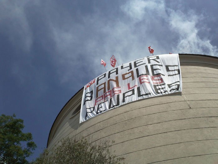 Les communistes des Alpes Maritimes ont déployé une banderole de 70 m2 à Nice Les communistes des Alpes Maritimes ont déployé une banderole de 70 m2 à Nice