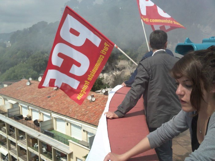 Les communistes des Alpes Maritimes ont déployé une banderole de 70 m2 à Nice