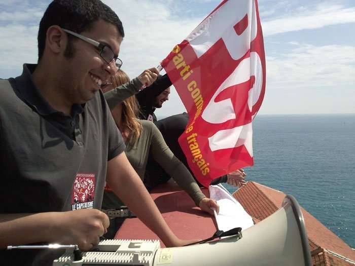 Les communistes des Alpes Maritimes ont déployé une banderole de 70 m2 à Nice