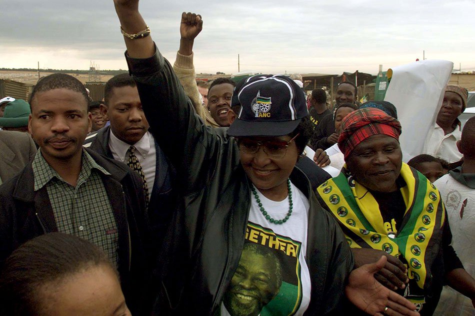 "Lala Ngoxolo Mama WeSizwe! / Repose en paix Mère de la Nation!" (COSATU)