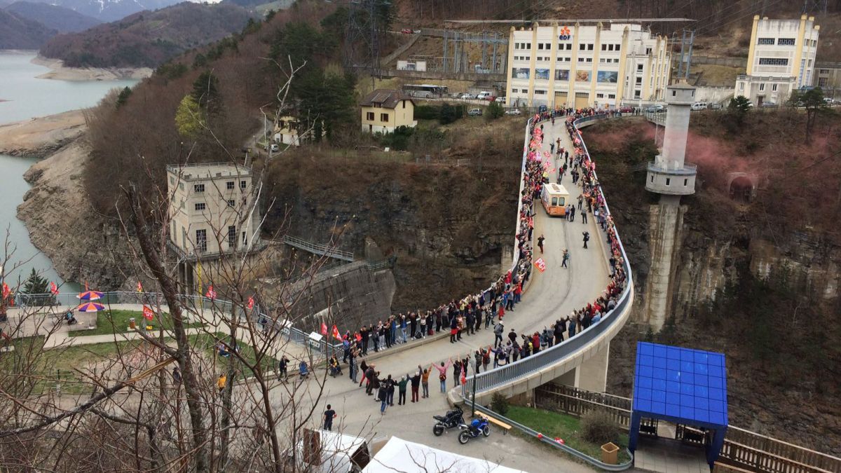 Sur le barrage du Sautet (Isère), le PCF dit NON à la privatisation des barrages Sur le barrage du Sautet (Isère), le PCF dit NON à la privatisation des barrages