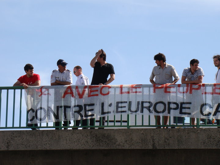 "Avec le Peuple Grec, Contre l'Europe Capitaliste" "Avec le Peuple Grec, Contre l'Europe Capitaliste"