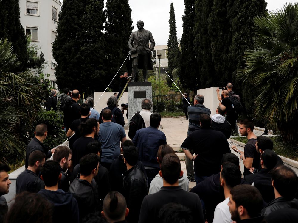 Des communistes grecs (KKE) tentent d'abattre une statue de Truman