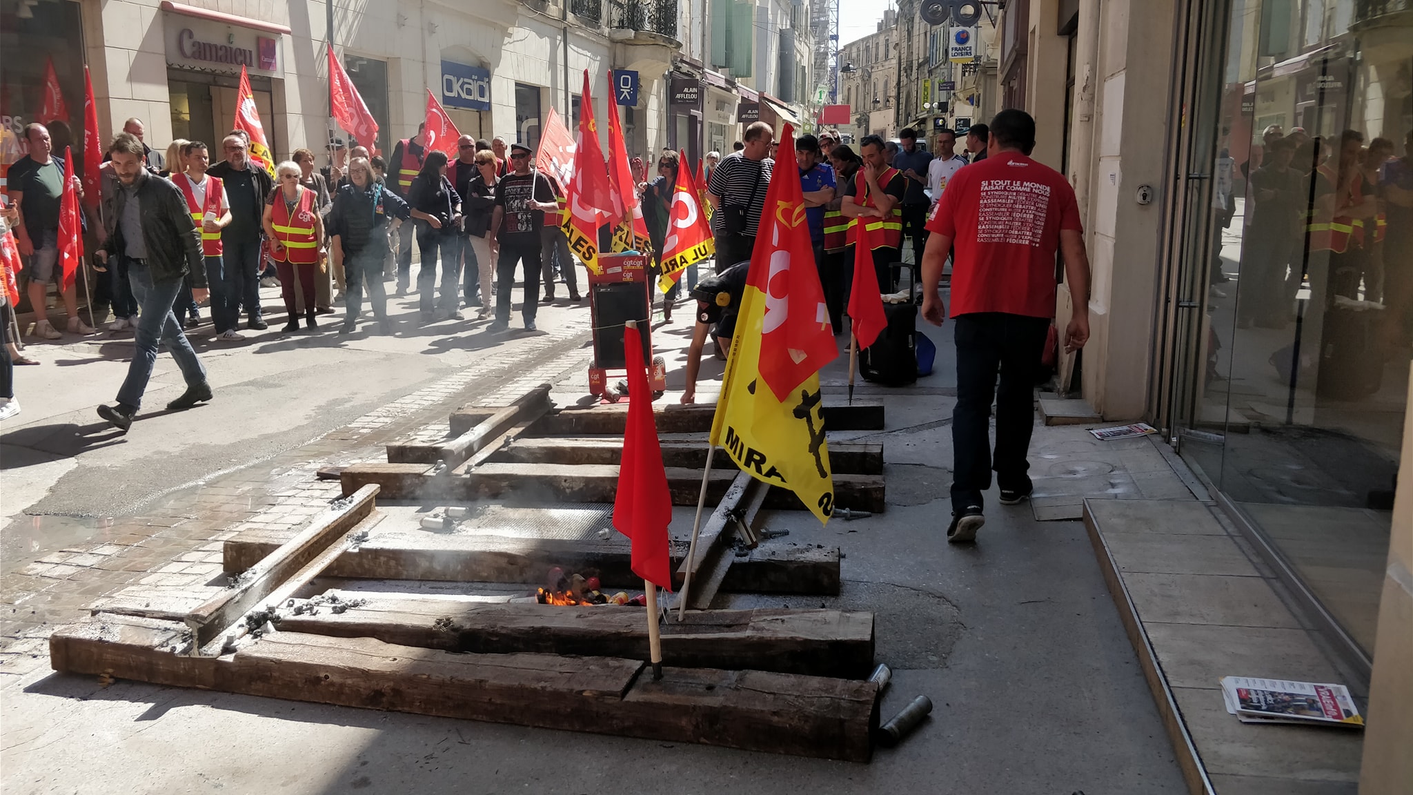 Les cheminot.e.s déposent des rails devant la permanence d'une députée LREM des Bouches-du-Rhône