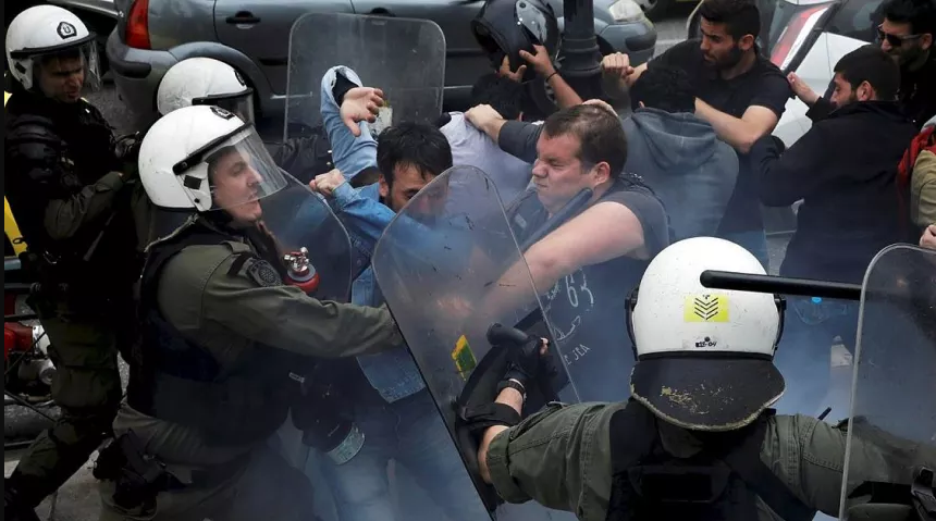 Alexis Tsipras déclenche une violente répression contre la Jeunesse Communiste (KNE)
