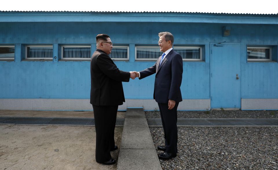 Poignée de main historique entre Kim Jong Un et Moon Jae-in Poignée de main historique entre Kim Jong Un et Moon Jae-in