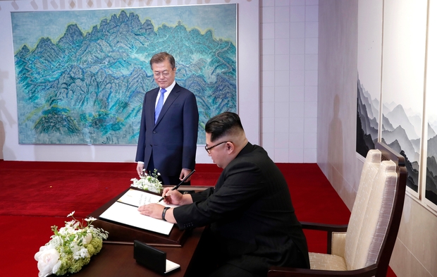 Poignée de main historique entre Kim Jong Un et Moon Jae-in Poignée de main historique entre Kim Jong Un et Moon Jae-in