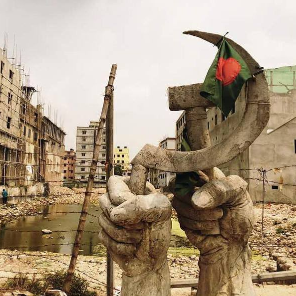 Bangladesh: Un symbole communiste érigé sur la Rana Plaza en mémoire des milliers de victimes du capitalisme