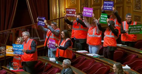 Réforme SNCF: En soutien aux cheminots, les communistes ont revêtu leurs gilets orange au Sénat