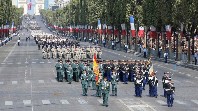 Guardia Civil parade sur les champs Elysées