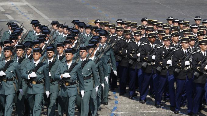 Guardia Civil parade sur les champs Elysées