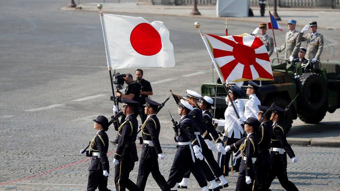Guardia Civil parade sur les champs Elysées