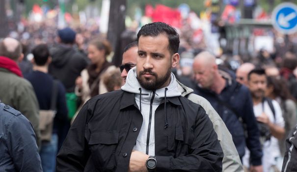 Un militant communiste accuse Alexandre Benalla de l'avoir frappé lors de la déclaration de candidature de Macron