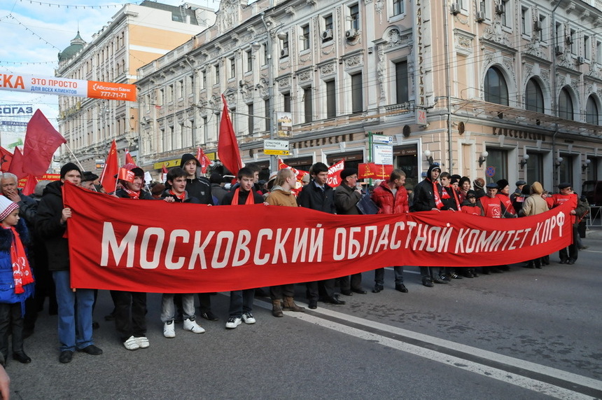93 ans de la révolution d'Octobre 1917 : 50.000 personnes au côté du KPRF à Moscou