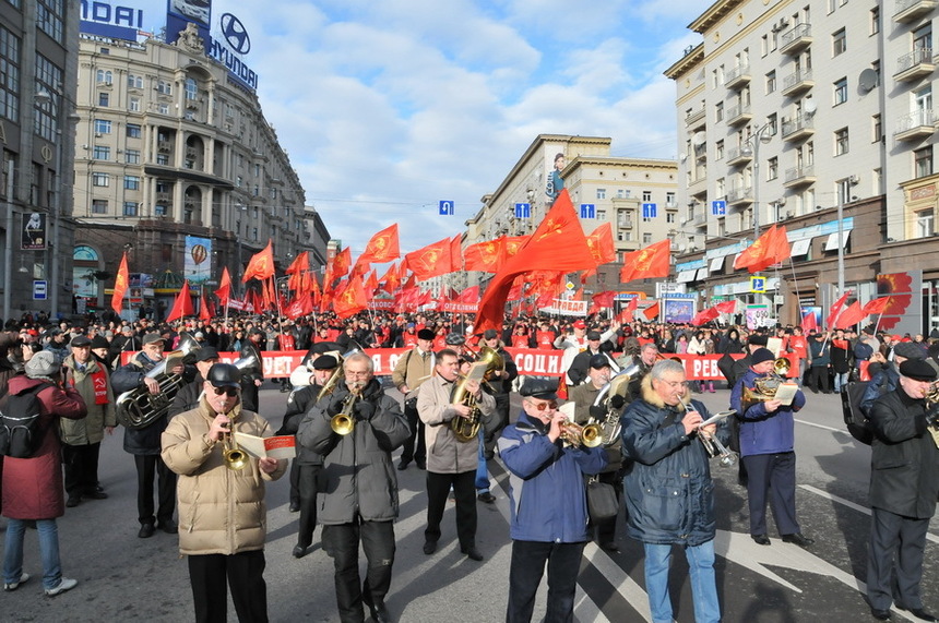 93 ans de la révolution d'Octobre 1917 : 50.000 personnes au côté du KPRF à Moscou 93 ans de la révolution d'Octobre 1917 : 50.000 personnes au côté du KPRF à Moscou
