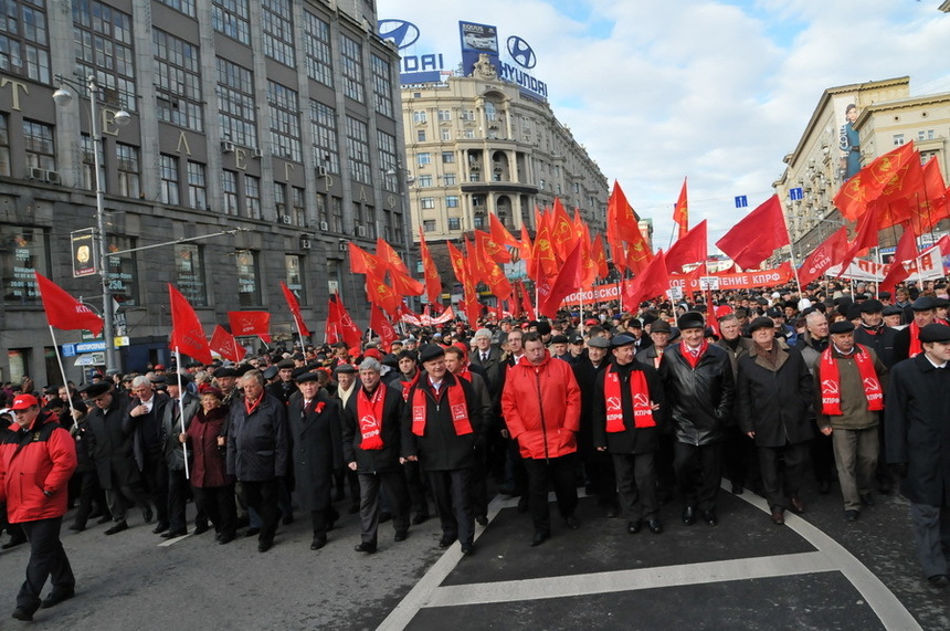 93 ans de la révolution d'Octobre 1917 : 50.000 personnes au côté du KPRF à Moscou 93 ans de la révolution d'Octobre 1917 : 50.000 personnes au côté du KPRF à Moscou