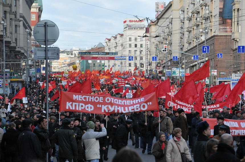 93 ans de la révolution d'Octobre 1917 : 50.000 personnes au côté du KPRF à Moscou