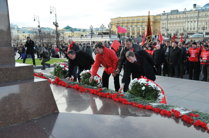 93 ans de la révolution d'Octobre 1917 : 50.000 personnes au côté du KPRF à Moscou