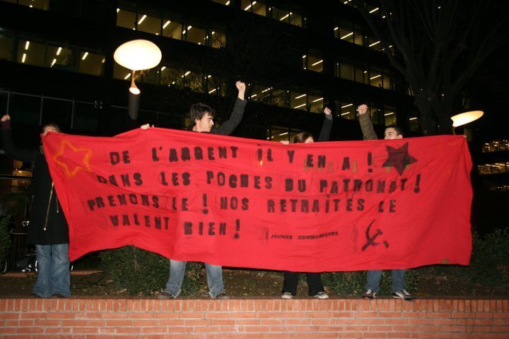 Les Jeunes Communistes occupent le siège de L'Oréal !
