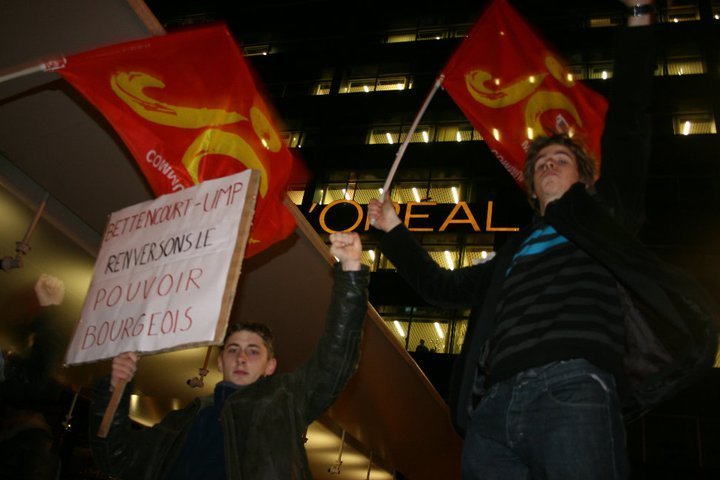Les Jeunes Communistes occupent le siège de L'Oréal !
