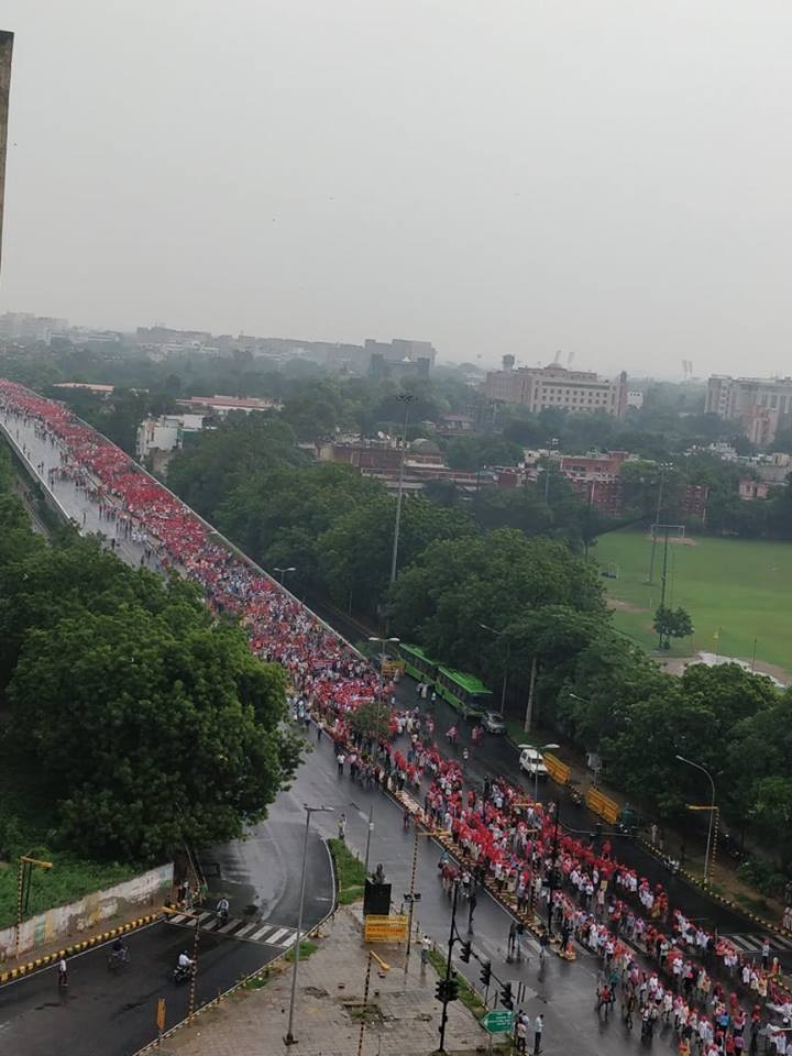 Des dizaines de milliers de paysan.ne.s communistes marchent sur New Delhi