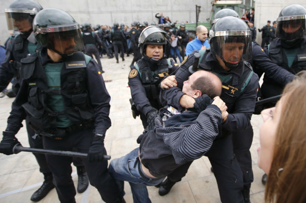 Pedro Sanchez envoie la Guardia Civil en Catalogne pour "garantir la sécurité publique"