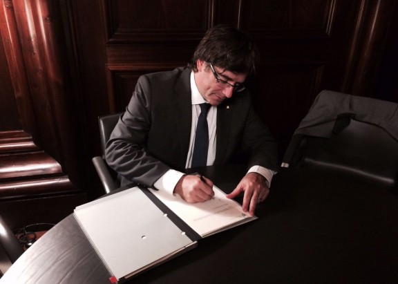 Carles Puigdemont signant le décret d'appel au référendum