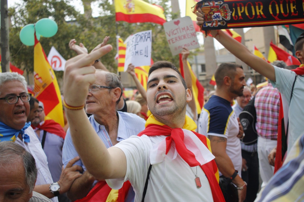 2000 fascistes défilent dans la violence à Barcelone pour l'unité de l'Espagne 2000 fascistes défilent dans la violence à Barcelone pour l'unité de l'Espagne
