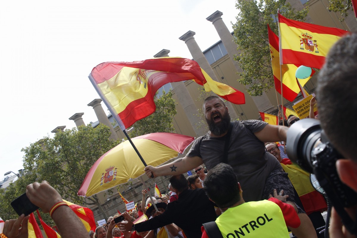 2000 fascistes défilent dans la violence à Barcelone pour l'unité de l'Espagne