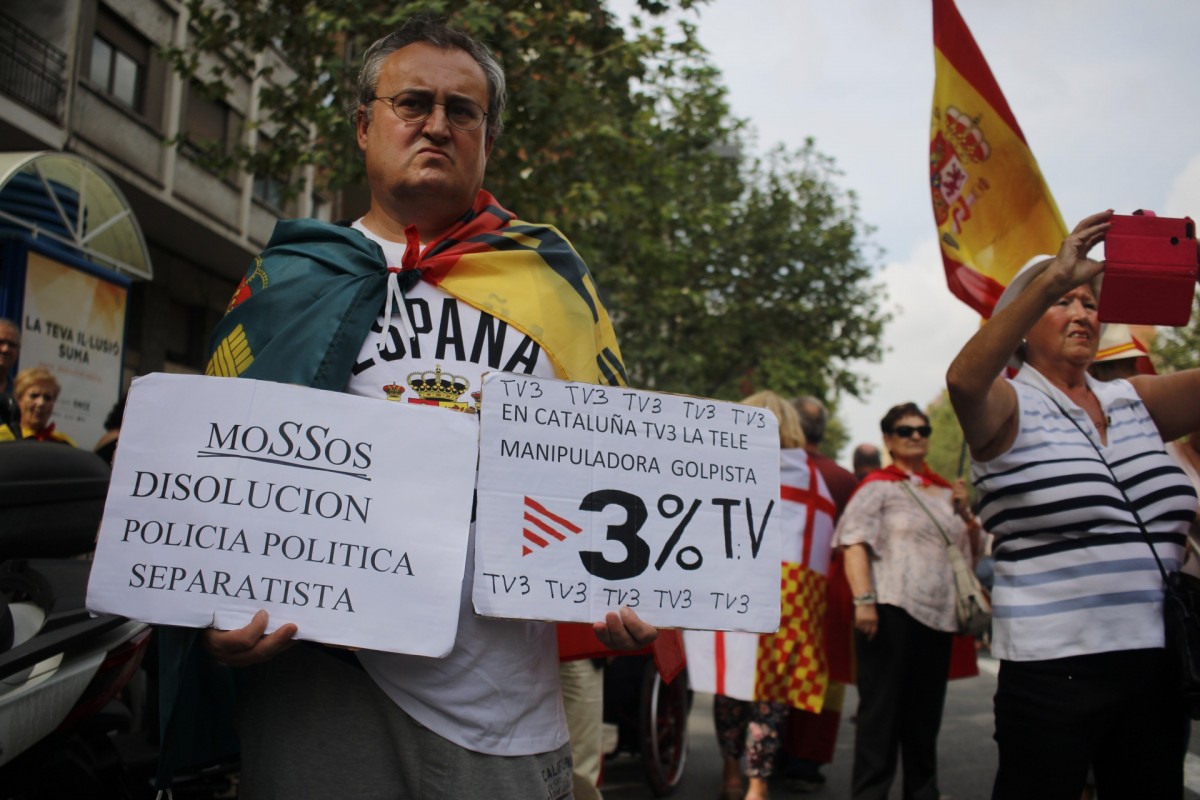 2000 fascistes défilent dans la violence à Barcelone pour l'unité de l'Espagne