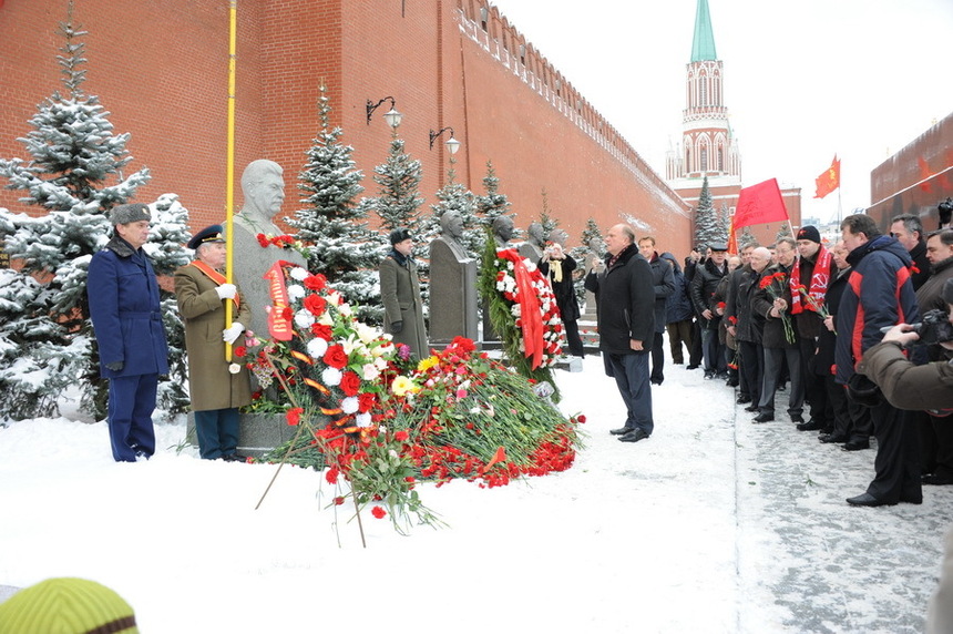 Manifestation du KPRF sur la tombe de Staline Manifestation du KPRF sur la tombe de Staline