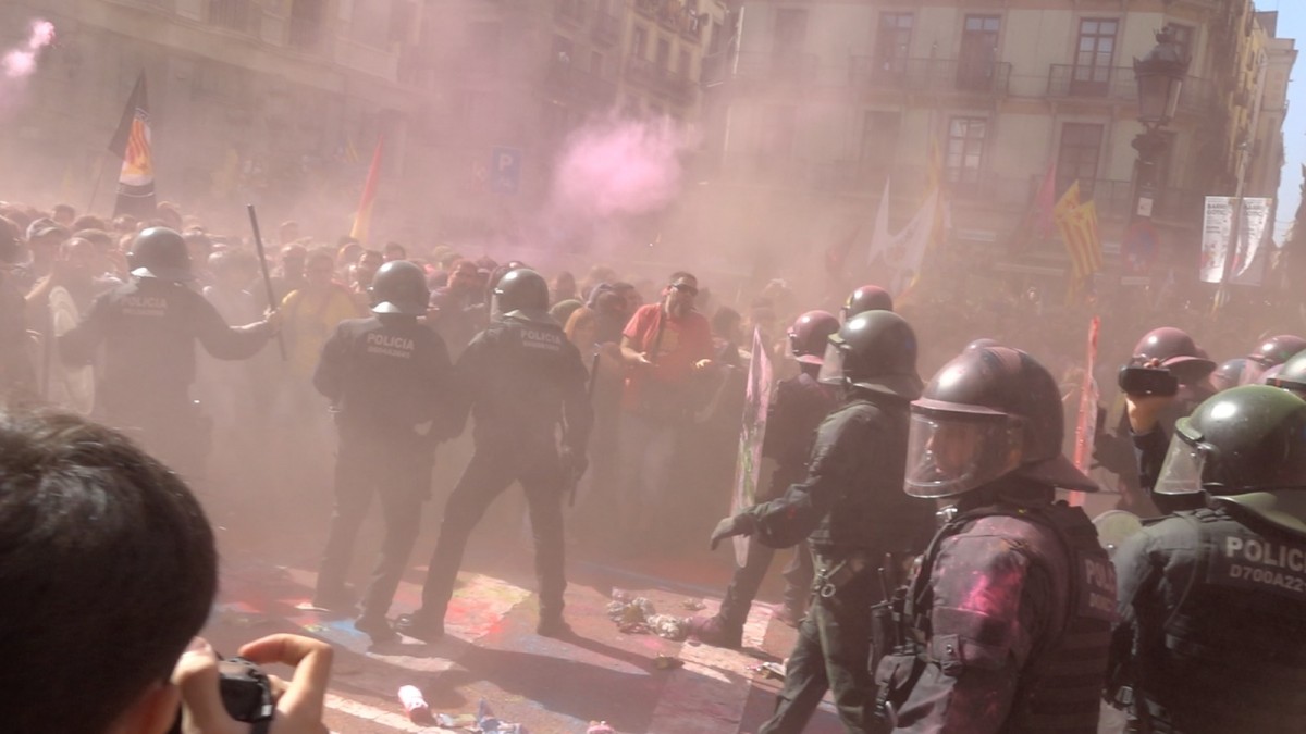 Une manifestation de policiers espagnols fait dégénérer la situation à Barcelone Une manifestation de policiers espagnols fait dégénérer la situation à Barcelone