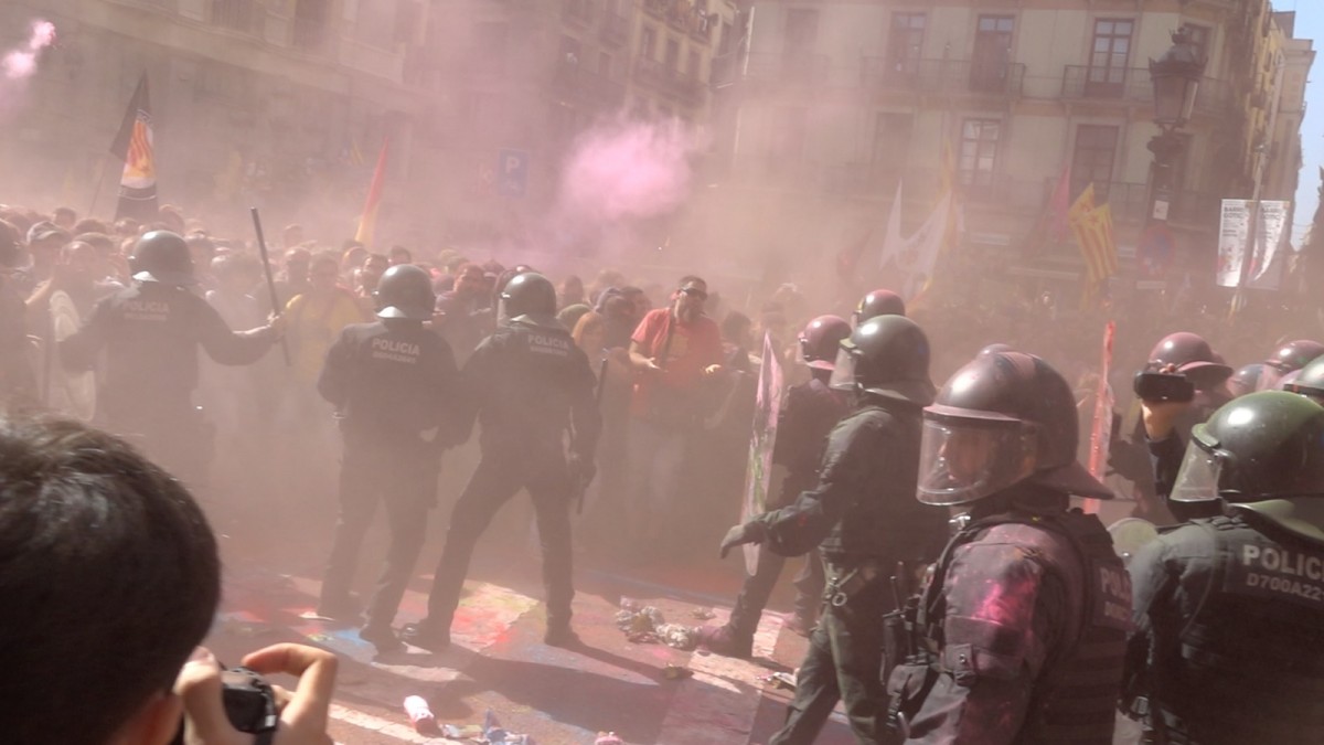 Une manifestation de policiers espagnols fait dégénérer la situation à Barcelone