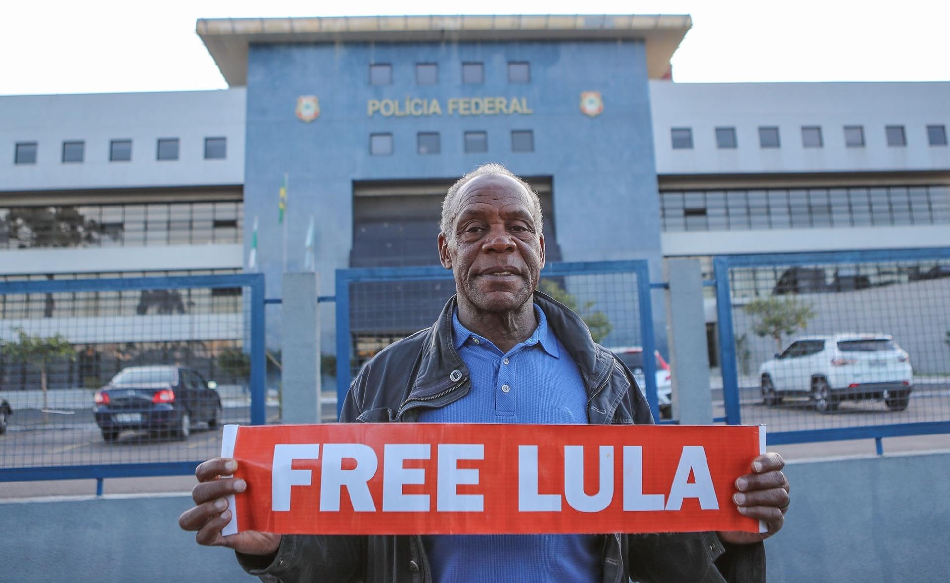 Pour Danny Glover, la démocratie au Brésil est menacée Pour Danny Glover, la démocratie au Brésil est menacée