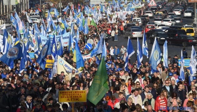 Des milliers d'ukrainien.ne.s dans la rue pour de meilleurs salaires