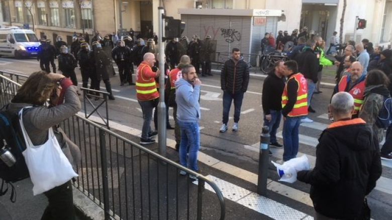 La CGT 13 envoie son service d'ordre pour protéger les lycéen.ne.s des CRS