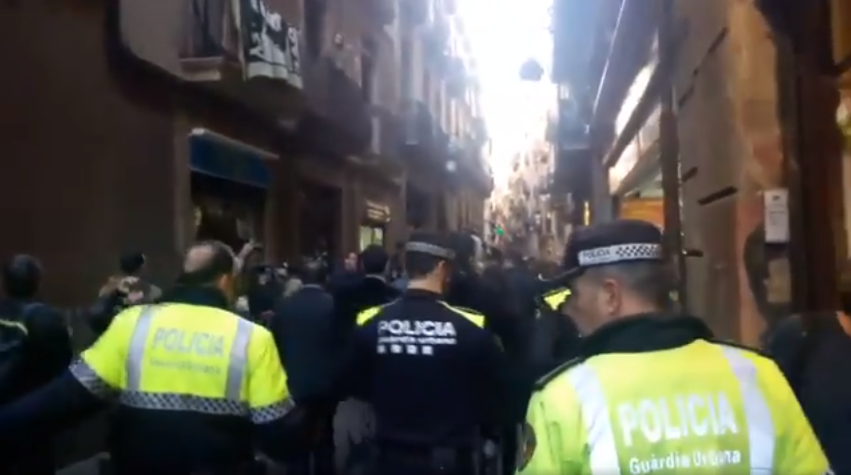 Le sinistre Manuel Valls chassé du quartier populaire du Raval (Barcelone)