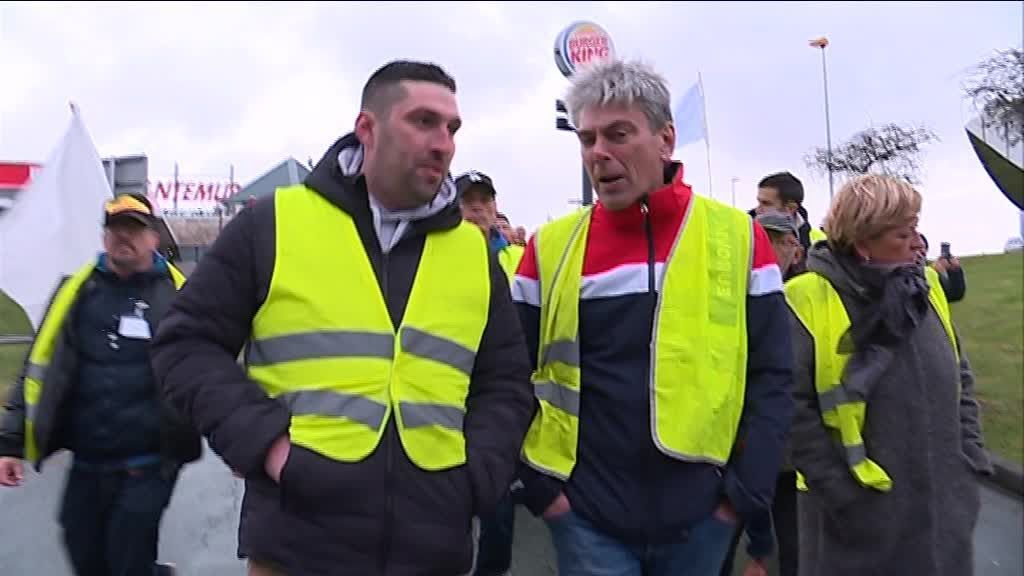 Dieppe : le député communiste Sébastien Jumel défile avec les gilets jaunes
